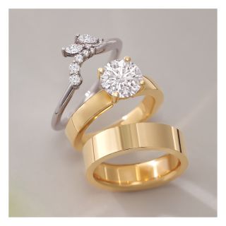 💍 Snubní prsteny na míru 💍 K zásnubnímu prstenu ze žlutého zlata s diamantem jsme vytvořili tvarovaný snubní prsten BEA z...