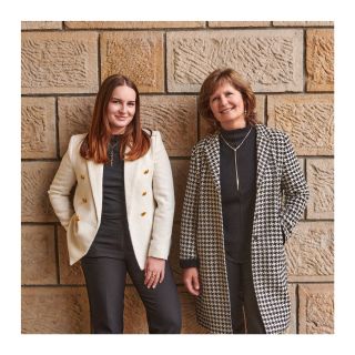 💍 Jana a Klára – maminka a dcera 🫶🏻 Klára se stará o schůzky se zákazníky, marketing, e-shop i výběr drahokamů a materiálů...